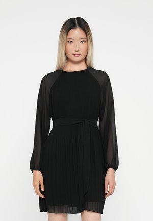 Abito nero con gonna plissettata, maniche lunghe trasparenti e corpetto aderente. Include una cintura abbinata in vita e un collo rotondo.