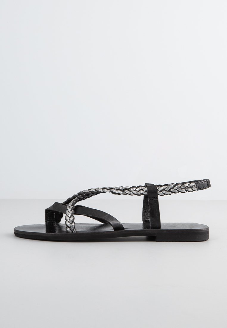 Sandale cu baretă între degete