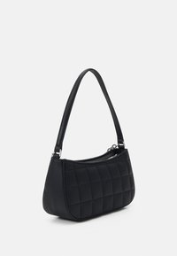 Borsa a tracolla nera trapuntata con finitura liscia, forma curva e spallaccio singolo. Presenta una chiusura superiore con zip e dettagli in metallo argentato.