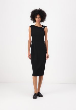 Robe midi noire avec une silhouette ajustée, sans manches et un accent unique à l'épaule. Texture lisse et coupe au genou.