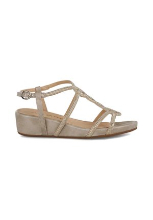 Sandalia cuña en oro metálico con correas texturizadas y acentos decorativos. Cuenta con una correa ajustable en el tobillo y una plantilla acolchada.