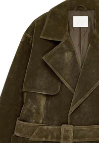 Olivnozeleni sued trench plašč z širokim ovratnikom, pasom in teksturiranim zaključkom. Ima velike sprednje žepe in gladko podlogo.