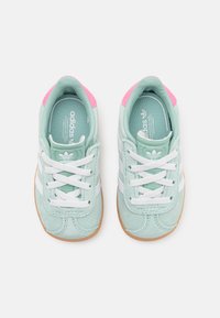 adidas Originals GAZELLE COMFORT CLOSURE ELASTIC LACES KIDS - Športni copati - hazy green/footwear white/bliss pink