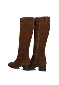 Bruine suede laarzen tot de knie met een rechte ontwerping, ronde neus en een chunky hak; voorzien van een zijrits voor gemakkelijk aan- en uitrekken.