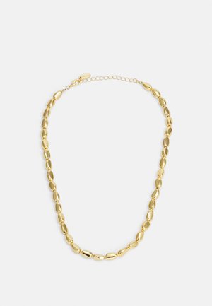 Collier à perles dorées avec des perles ovales polies et une chaîne ajustable sur un fond blanc uni.