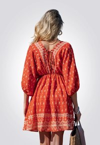 Cupshe VIBRANT BOHO PLUNGE TIE FRONT  - Freizeitkleid - red