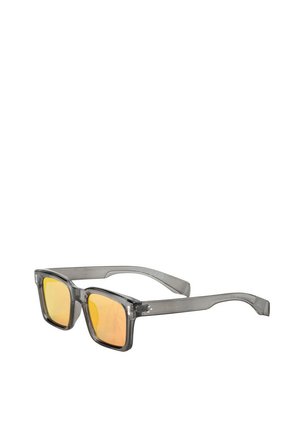 Montura de gafas rectangular transparente gris con lentes tintadas en naranja, mostrada sobre un fondo blanco.