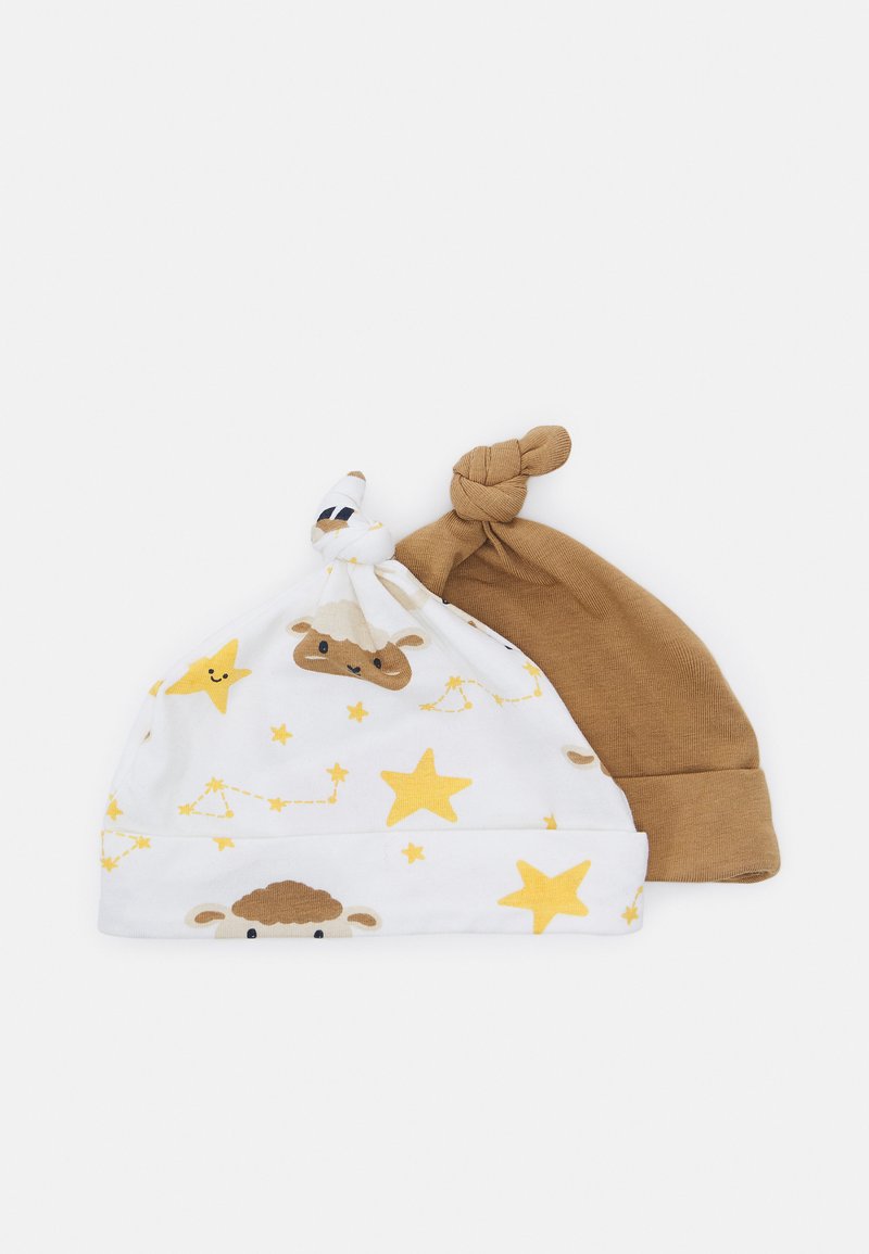 Dois chapéus de bebé: um em branco com padrões de ovelhas e estrelas, e outro em castanho sólido. Ambos são macios, elásticos e têm topos em nó.