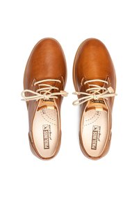 Scarpe di pelle marrone con punte arrotondate, lacci beige chiaro e una finitura liscia. L'interno presenta marchi stampati e dettagli di imbottitura.