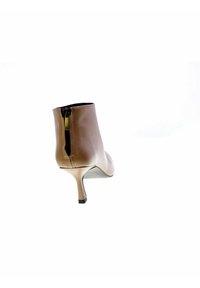 Stivaletto in morbida pelle beige, con tacco affusolato e cerniera sul retro. Tessitura liscia con dettagli di cucitura minimi e punta arrotondata.