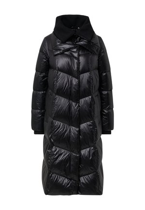 Schwarze Daunenjacke mit einem Chevron-Steppmuster, hohem Kragen und gerippten Bündchen. Sie hat eine glänzende, glatte Textur und ein knielanges Design.