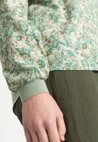 Part Two TONNIEPW  - Blusa - desert/sage