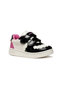 Sneaker per bambini con pelle verniciata nera e accenti bianchi, dotata di due cinturini in velcro e un tallone rosa. Logo del marchio sul lato.