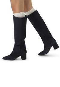 Stivali neri in suede al ginocchio con punta affilata e tacco a blocco, dotati di una superficie liscia e una vestibilità aderente attorno al polpaccio.