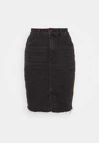 Falda lápiz de mezclilla negra que presenta una abertura frontal, dobladillo deshilachado y diseño de cinco bolsillos con trabillas para cinturón y cierre con botón frontal.