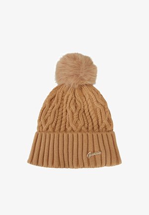 Cappellino lavorato a maglia color sabbia con un design a treccia testurizzata e orlo a coste, sormontato da un pon pon soffice. Include un piccolo dettaglio con il logo "Guess".