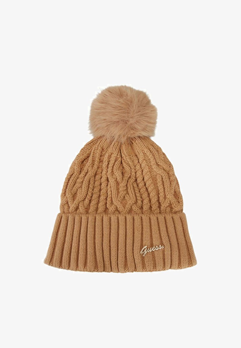 Cappellino lavorato a maglia color sabbia con un design a treccia testurizzata e orlo a coste, sormontato da un pon pon soffice. Include un piccolo dettaglio con il logo "Guess".