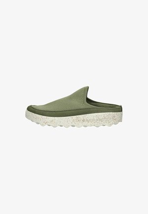 Zapatilla verde sin cordones con parte superior texturizada, que cuenta con una suela blanca gruesa y moteada y una puntera redondeada. Diseño sencillo sin hardware visible.