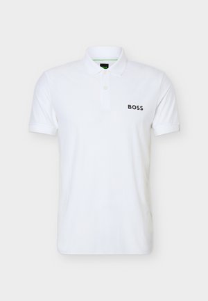 Weißes Polohemd mit kurzen Ärmeln, Kragen und zwei Knöpfen, mit schwarzem "BOSS"-Logo auf der linken Brust.