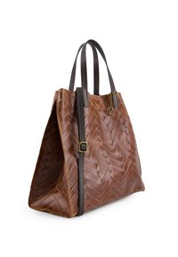 Bruine geweven leren tote bag met donkere leren handvatten, een gestructureerd oppervlak en een kleine metalen logocharme eraan bevestigd.