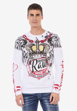Langärmliges, weißes T-Shirt mit schwarzen und roten Grafiken, einschließlich einer Krone und Flügeln. Aus Baumwolle, lässiger Schnitt und runder Ausschnitt.