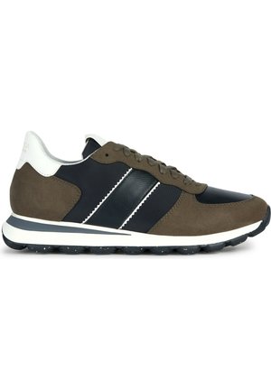 Sneaker marroni e blu navy con accenti bianchi. La parte superiore è realizzata in suede e pelle, presenta due strisce diagonali e una suola in gomma testurizzata.