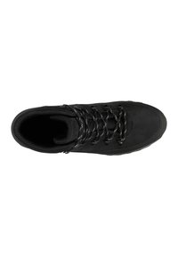 Černé turistické boty s nubukovým svrškem, gumovou podrážkou a zvýšeným černým šněrováním. Obsahují polstrovaný límec a texturovanou podšívku.