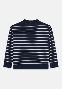 Maglione a maniche lunghe blu navy con strisce orizzontali bianche, colletto e polsini a coste, con un piccolo dettaglio rosso sul retro del collo.