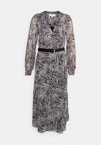 Dlouhé černobílé šaty se zebrovým vzorem, výstřihem do V, dlouhými rukávy, stažené v pase černým pásem a s volným střihem.