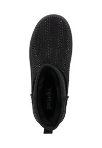 Stivale alla caviglia nero con superficie texture caratterizzata da piccoli dettagli borchiati. Interno foderato in materiale morbido. Pannello laterale elastico per una vestibilità comoda.