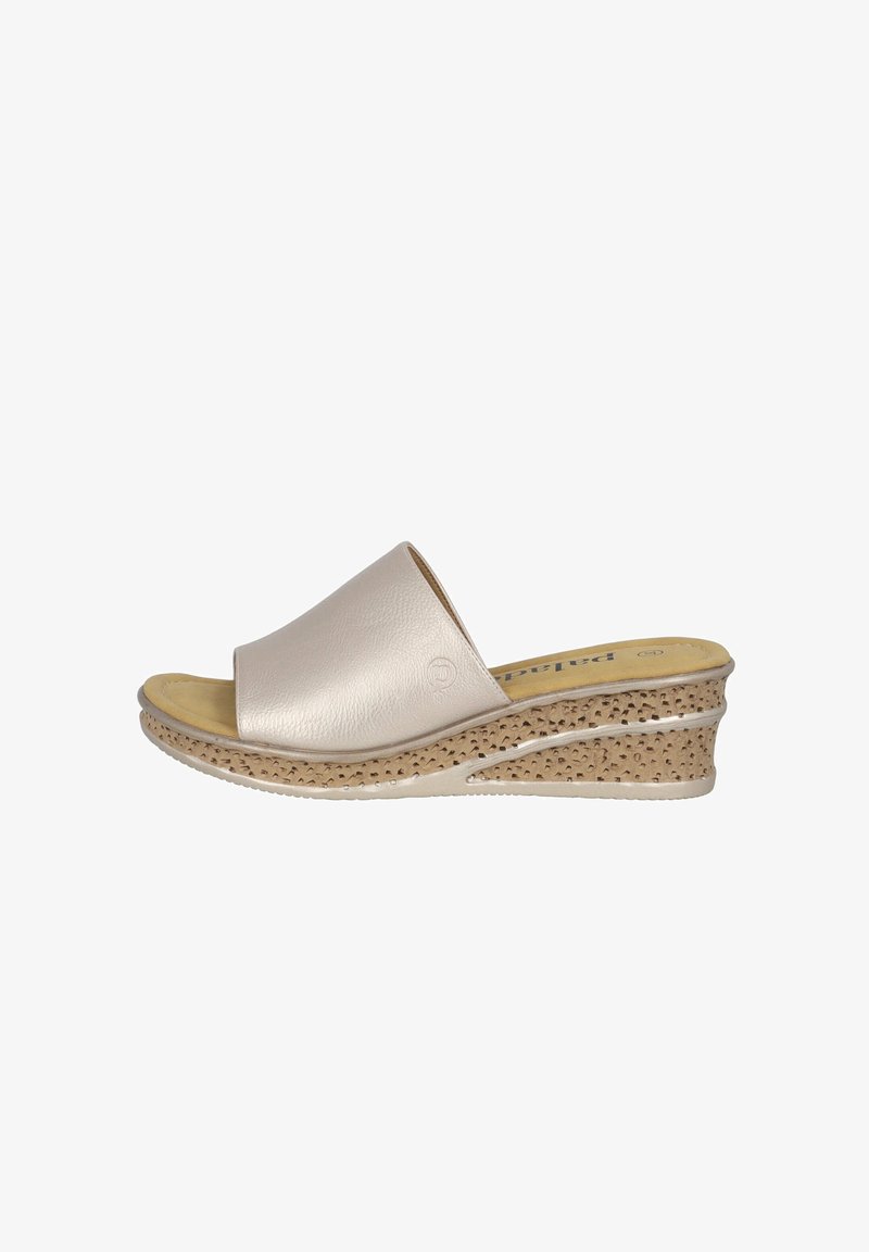 Sandali con zeppa in sintetico beige metallico, con punta aperta e soletta in sughero forata. Suola piatta in gomma testurizzata per una buona aderenza.