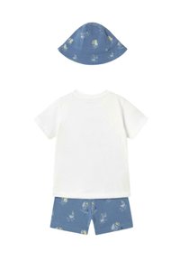 Conjunto infantil de algodón que incluye una camiseta blanca de manga corta y pantalones cortos azules con estampado de veleros, complementado con un sombrero cubo a juego.