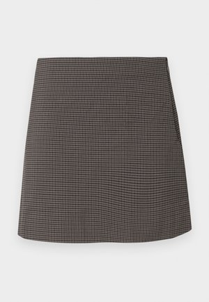 Mini suknja ravnog kroja s malim uzorkom crno-sivog kariranog uzorka, bez vidljivih ukrasa ili džepova.