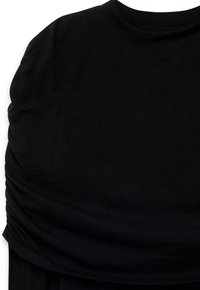 Melnas garām piedurknēm blūze ar drapējumu kreisajā pusē, kas izgatavota no pieguloša, gluda adīta auduma ar apaļu kakla izgriezumu.