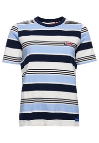 Randig T-shirt i blått, vitt och marinblått. Bomullstyg med korta ärmar, rundad hals och en logotyp-etikett på vänster bröst.