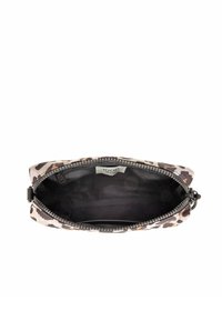 Bolso pequeño con estampado de leopardo en tonos marrón y beige, cierre de cremallera, interior negro y etiqueta con marca visible en su interior.