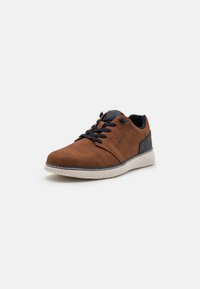 Braune Leder-Sneaker mit perforierter Textur, navyfarbenen Akzenten und weißer Sohle. Verfügt über ein Schnürdesign und dezentes Branding an der Seite.