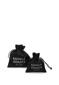 Čierne saténové vrecká na šnúrku v dvoch veľkostiach s logom "RAFAELA DONATA MILANO" v bielej farbe na prednej strane.
