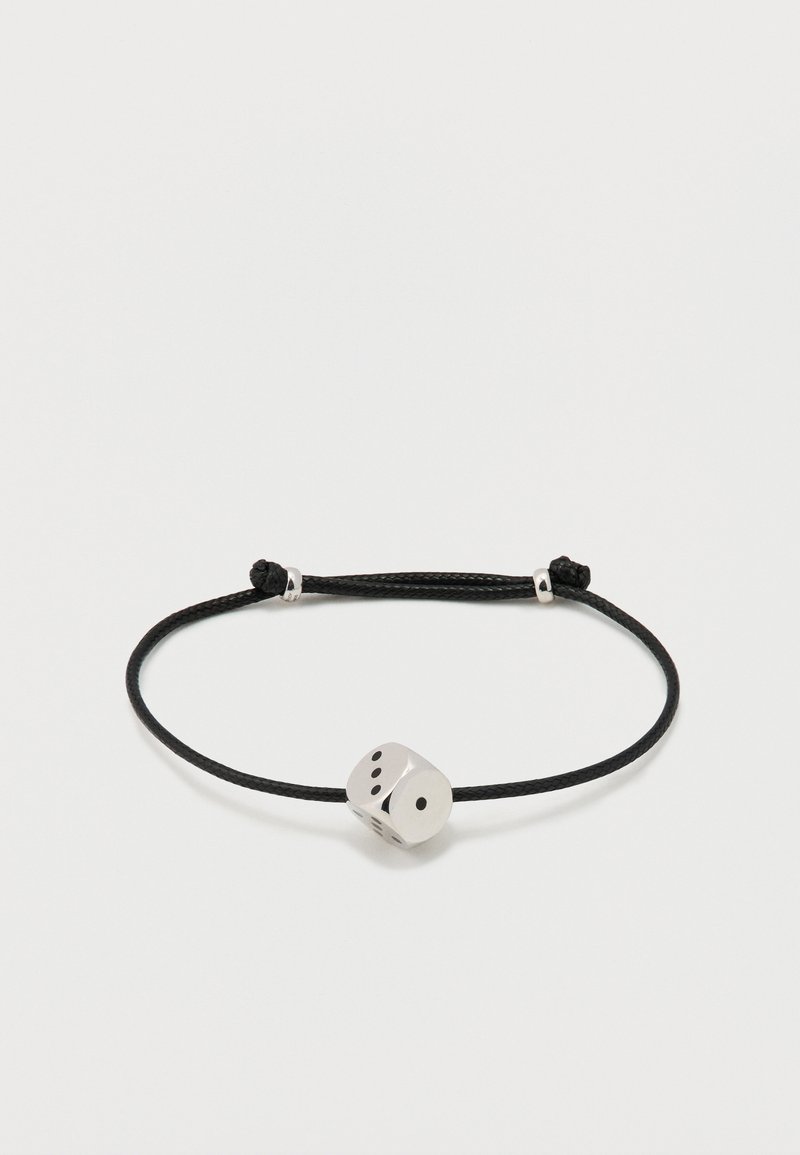 Braccialetto in corda intrecciata nera con un ciondolo in argento a forma di dado con puntini neri che rappresentano i numeri su ogni faccia.