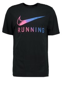 Černé bavlněné tričko s krátkými rukávy. Obsahuje růžovo-modré logo Nike ve tvaru kapky a slovo „RUNNING“ v barevném přechodu.
