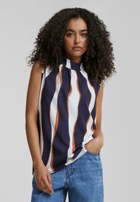 Haut sans manches en rayures bleu marine, blanc et orange. Il présente un col haut et des détails plissés. Tissu doux avec une texture lisse.