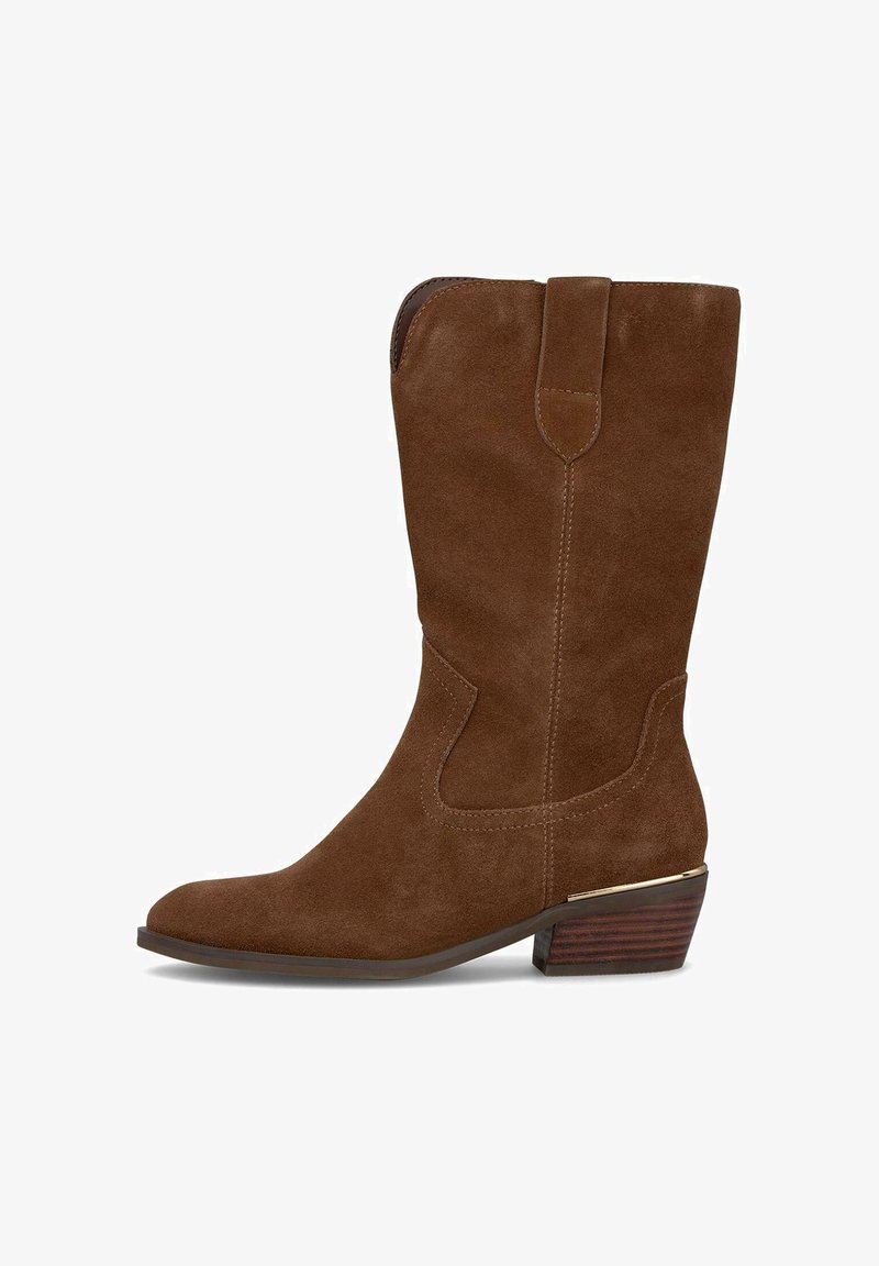 Brązowy zamszowy kowbojski but w stylu zachodnim z lekko spiczastym czubkiem, skośnym obcasem i detalami w postaci przeszyć wzdłuż cholewki. Posiada małą pętelkę do zakładania.