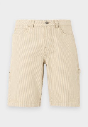 Beige og hvide lodrette stribede knælange shorts med bæltestropper, frontlomme, lynlås, sidelommer og en lille løkke på højre side.