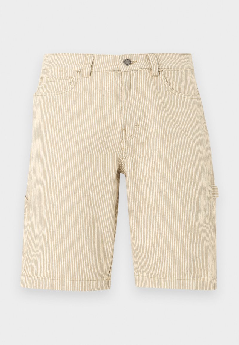 Beige en wit gestreepte knielange shorts met verticale strepen, voorzien van riemlussen, een knoop aan de voorkant, rits, zijzakken en een kleine lus aan de rechterkant.