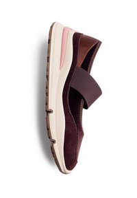 Baskets slip-on en suède marron foncé, avec une sangle élastique, des détails en cuir, et une semelle blanche épaisse avec un accent rose et une semelle extérieure crantée.