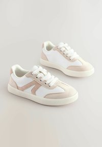 Baskets blanches avec des accents en daim rose clair et des semelles en caoutchouc. Comprend un bout texturé, un design cousu et un système de laçage classique.