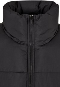 Chaqueta de plumas negra con cuello alto, cierre frontal de cremallera y diseño acolchado. El material es suave con un acabado mate.
