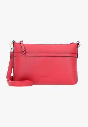 Červená crossbody taška vyrobená z hladké kůže s uzavíráním na zip, kontrastními černými prvky a nastavitelným popruhem. Obsahuje detail s reliéfním logem.
