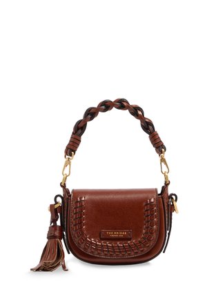 Borsa a tracolla in pelle marrone con manico intrecciato, dettaglio nappina e targhetta metallica con logo "The Bridge" sulla patta frontale.