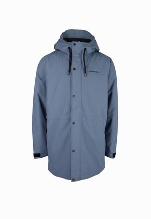 Blauer Kapuzen-Regenjacke mit vorderen Druckknöpfen, verstellbaren Kordeln an der Kapuze und schwarzem Markenzeichen auf der Brust.